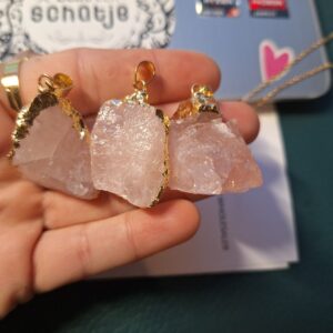 Ruwe Rozenkwarts Hanger verguld met goud