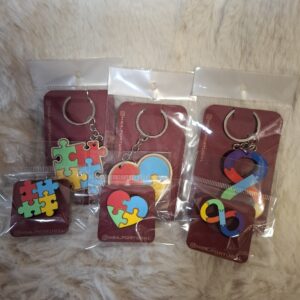 Setje met sleutelhanger + Pin Autisme Bewust